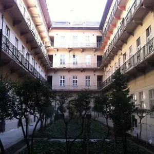 Trendy Near Basilica With Ac Будапешт